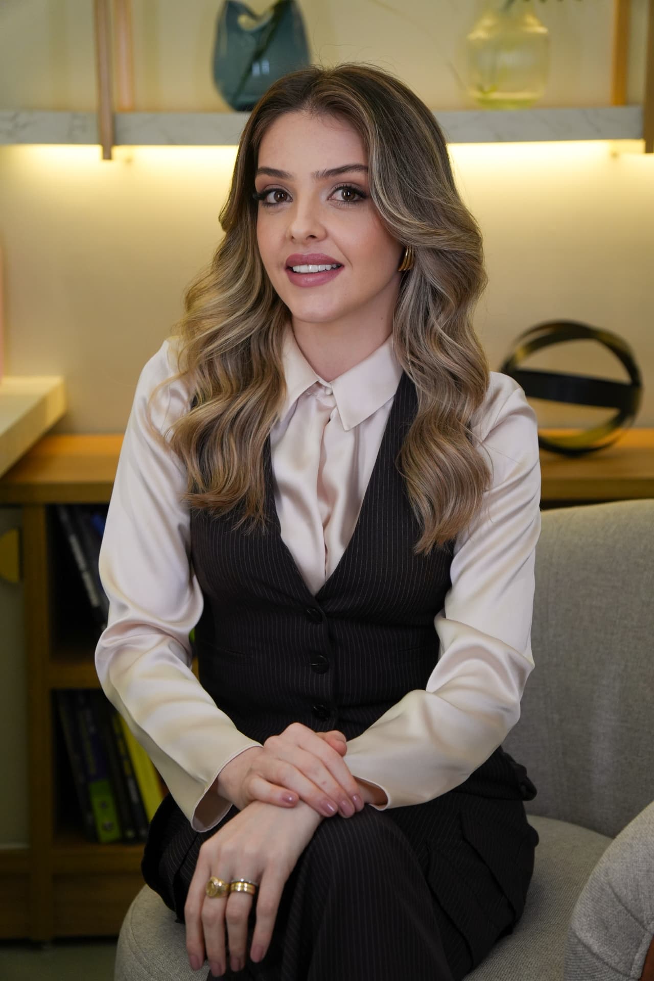 Tatiane Lopes, nutricionista, sentada em seu consultório